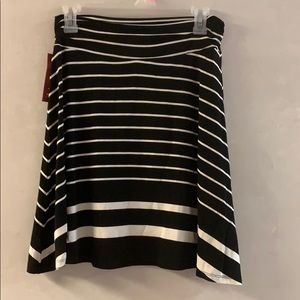 Merona skirt size small black and white